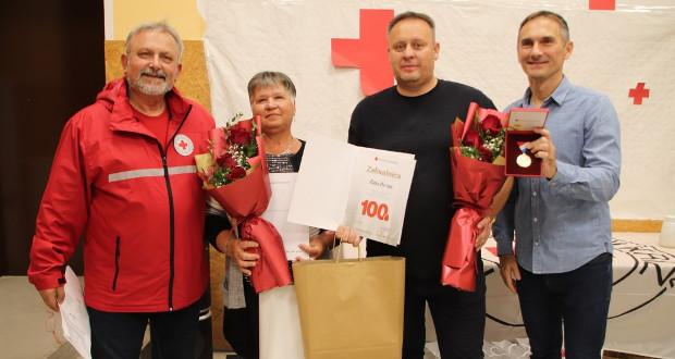 Slatinski Crveni križ nagradio jubilarne darivatelje krvi za njihovu humanost i predanost